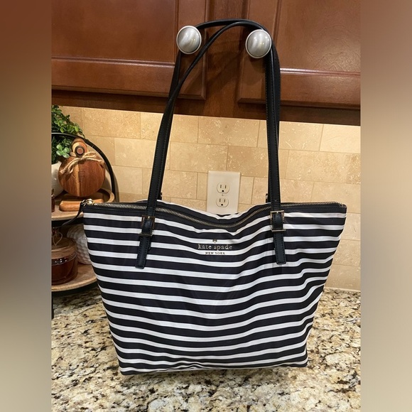 Kate Spade EUC Blk/white Watson Lane Maya shoulder bag - Picture 1 of 8